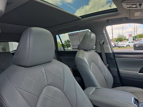 Used 2022 Toyota Highlander Platinum AWD/4WD image 11