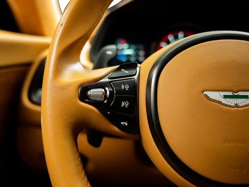 Used 2018 Aston Martin DB11 V12 RWD image 39