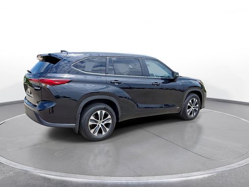 Used 2023 Toyota Highlander XLE AWD/4WD image 8