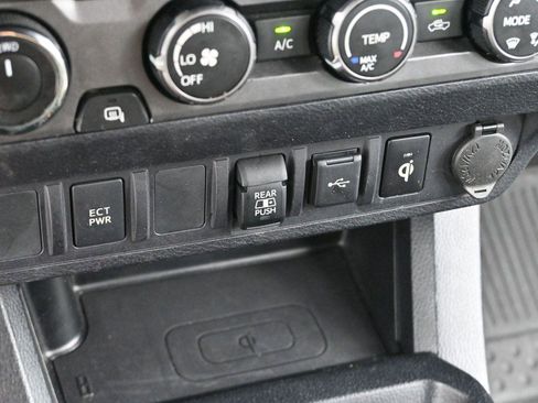 Used 2020 Toyota Tacoma TRD Off-Road AWD/4WD image 23