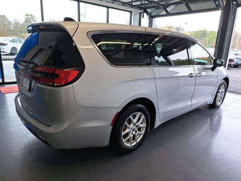 Used 2023 Chrysler Pacifica Touring-L FWD image 6