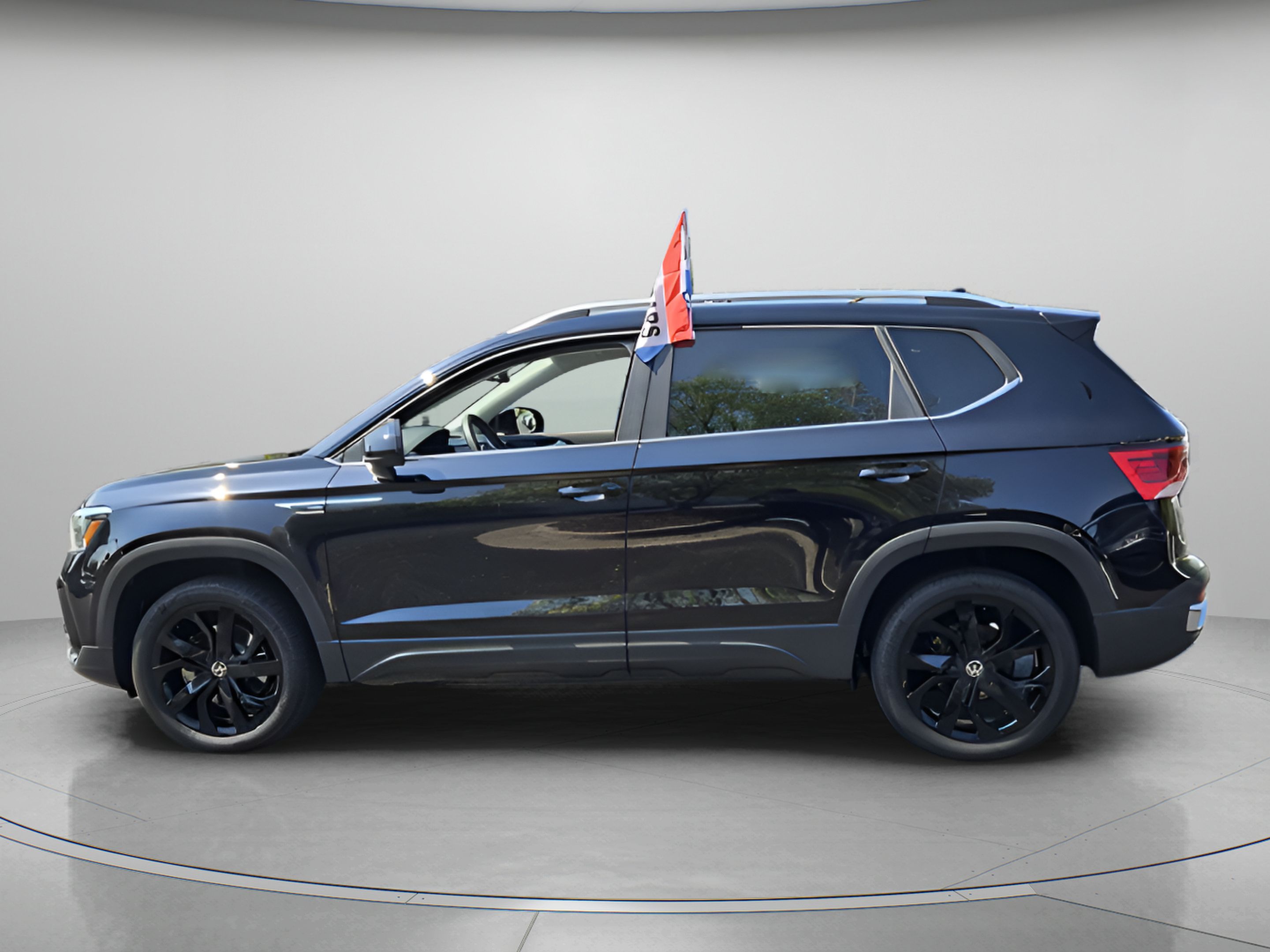 Used 2023 Volkswagen Taos SE FWD image 2
