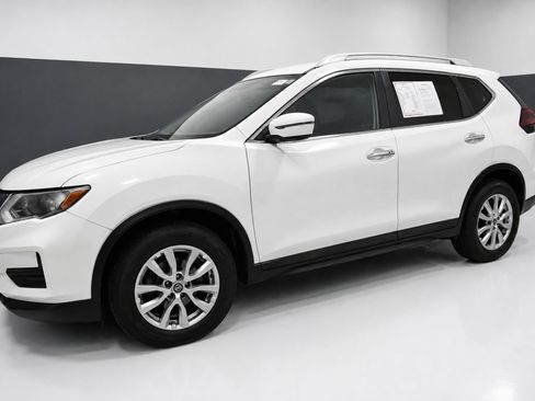 Used 2020 Nissan Rogue SV FWD image 2