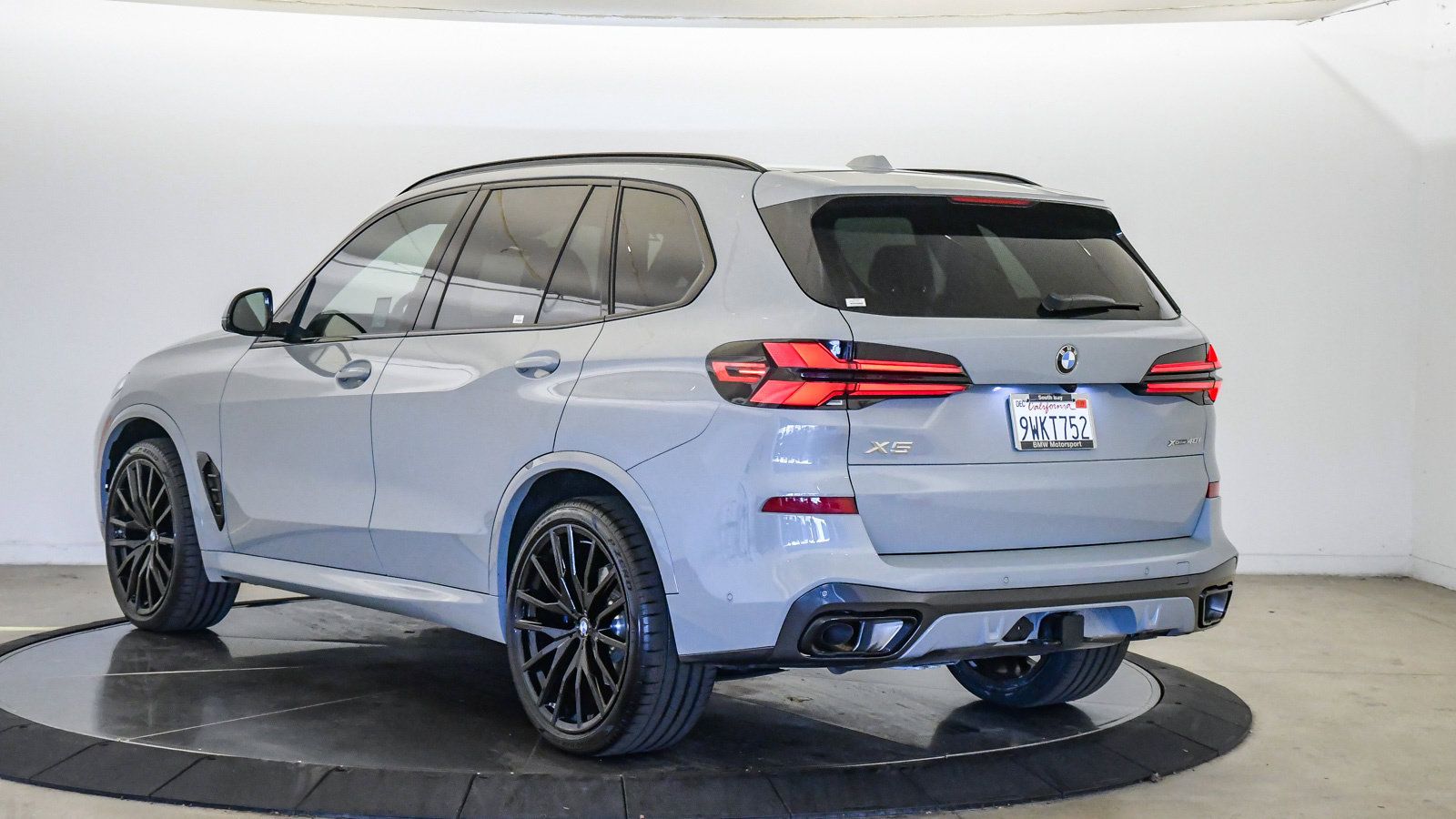 Used 2026 BMW X5 xDrive40i w/ M Sport Package AWD/4WD image 2