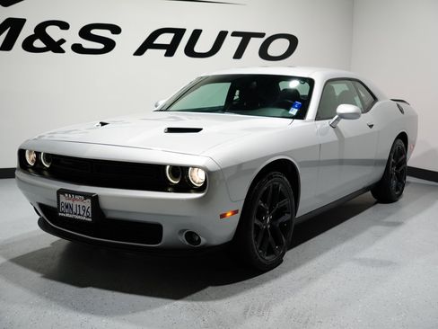 Used 2019 Dodge Challenger SXT w/ Blacktop Package image 3
