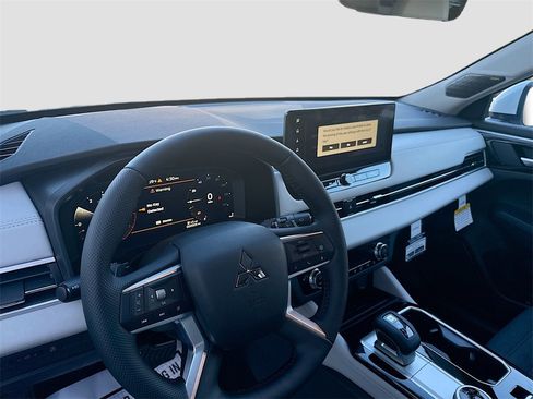 New 2026 Mitsubishi Outlander SE image 9