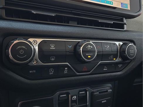New 2026 Jeep Gladiator Sport AWD/4WD image 16