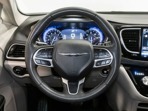 Used 2023 Chrysler Pacifica Touring-L FWD image 12