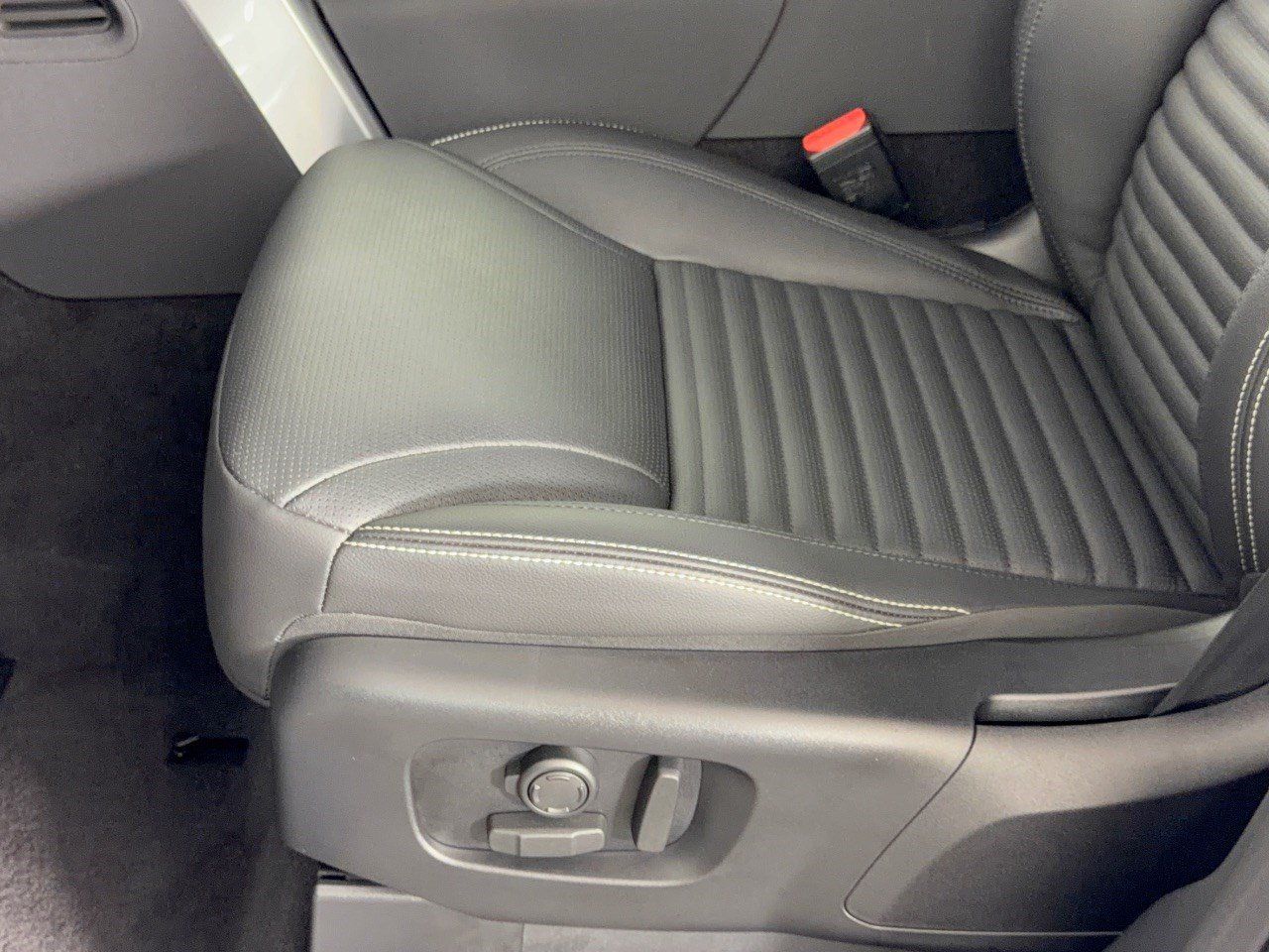 Used 2026 Land Rover Discovery S AWD/4WD image 16