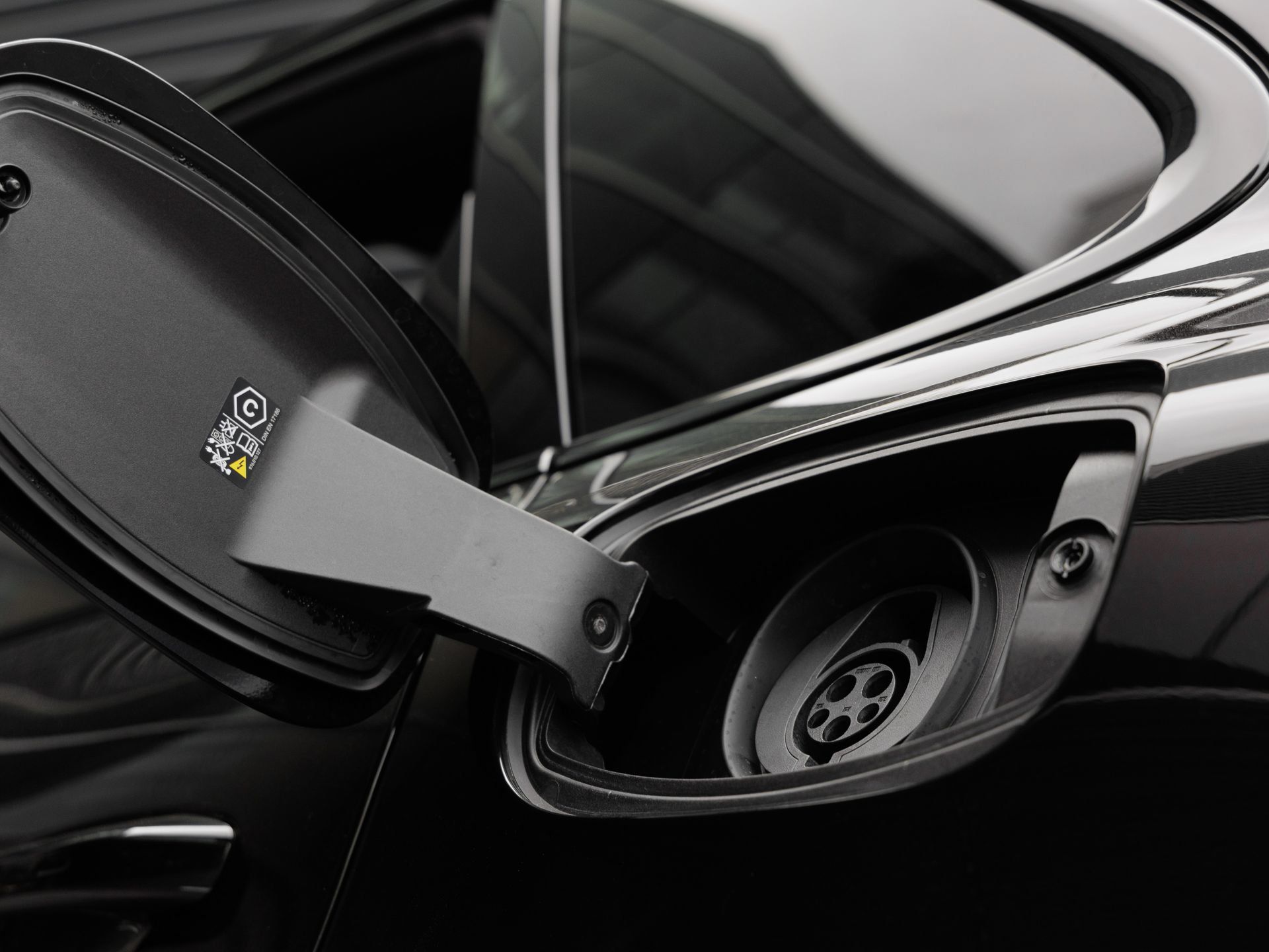 Certified 2025 Porsche Cayenne E-Hybrid AWD/4WD image 30