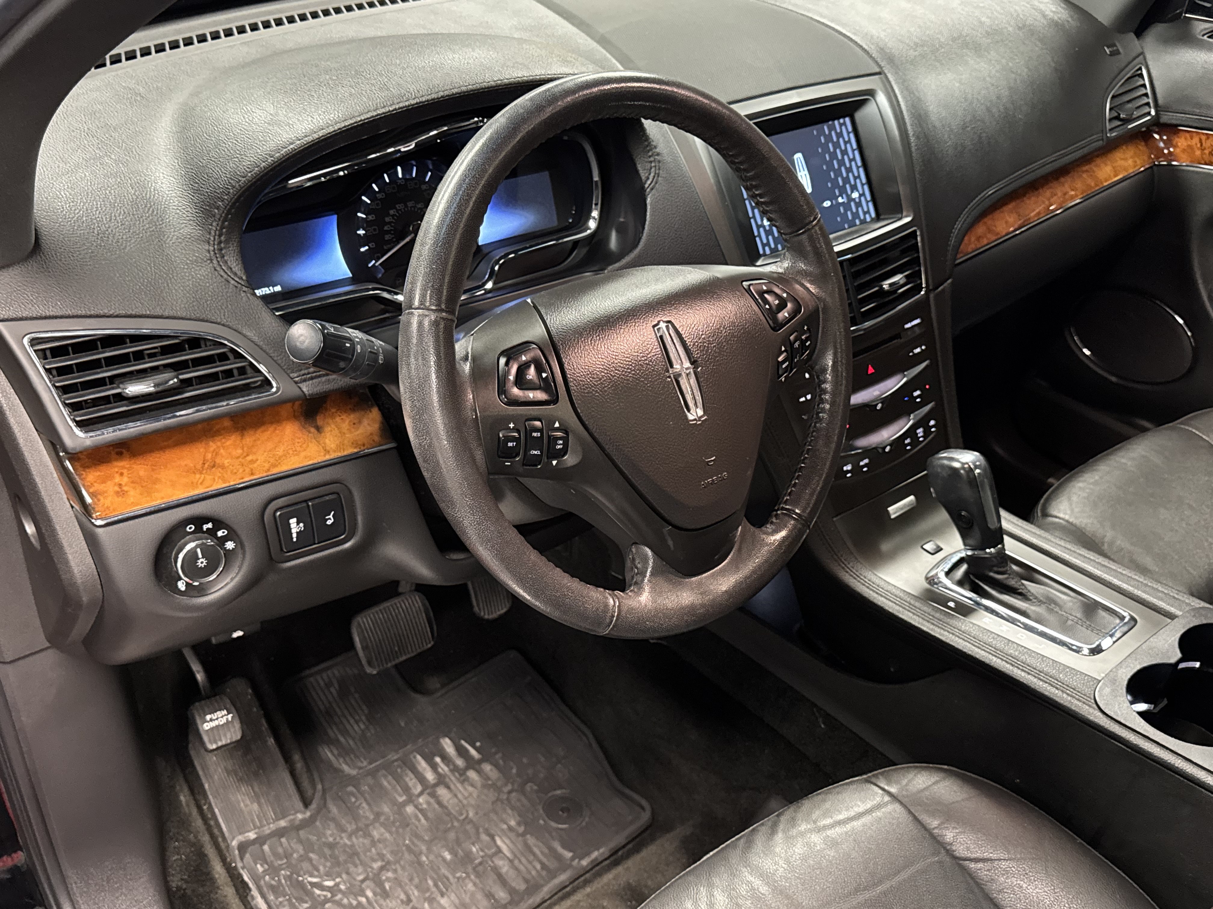 Used 2017 Lincoln MKT AWD image 7