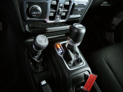 Used 2018 Jeep Wrangler Unlimited Sahara AWD/4WD image 20
