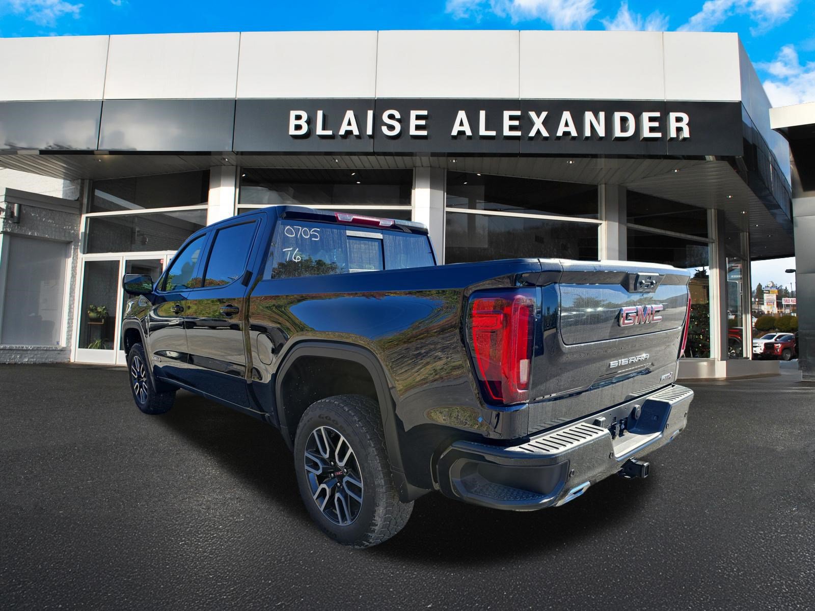 New 2026 GMC Sierra 1500 AT4 w/ LPO, Black Badging Package AWD/4WD image 5