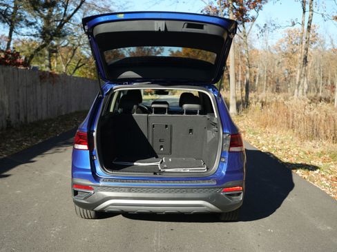 Used 2023 Volkswagen Taos SE w/ Panoramic Sunroof Package image 7