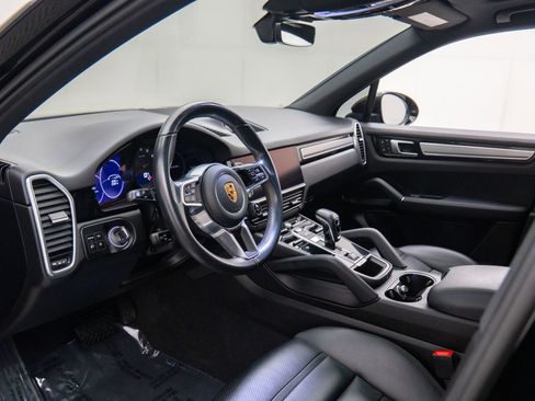 Certified 2023 Porsche Cayenne Platinum Edition image 4