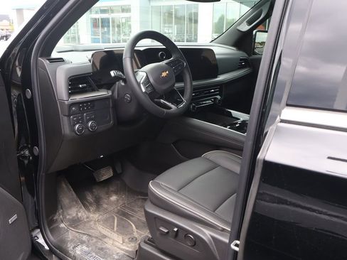 Used 2025 Chevrolet Suburban Premier AWD/4WD image 11