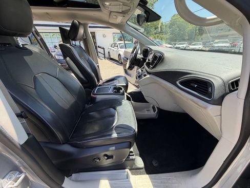 Used 2018 Chrysler Pacifica Limited FWD image 33