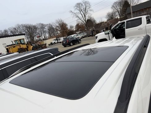 Used 2021 Ford Explorer XLT w/ Equipment Group 202A image 3