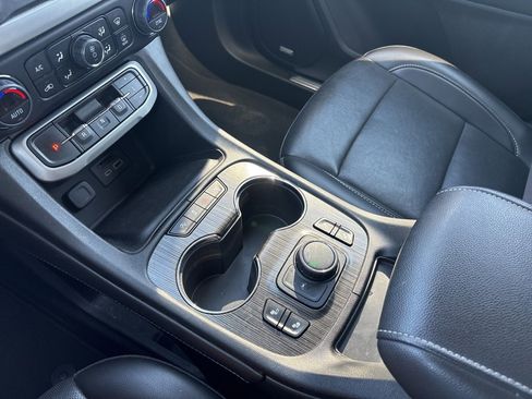 Used 2023 GMC Acadia SLT image 15