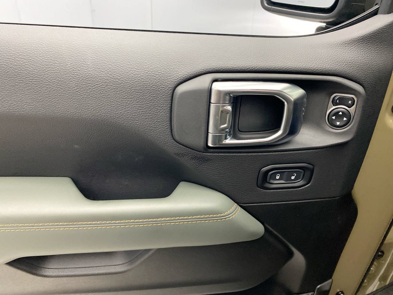 Used 2025 Jeep Gladiator Mojave AWD/4WD image 12
