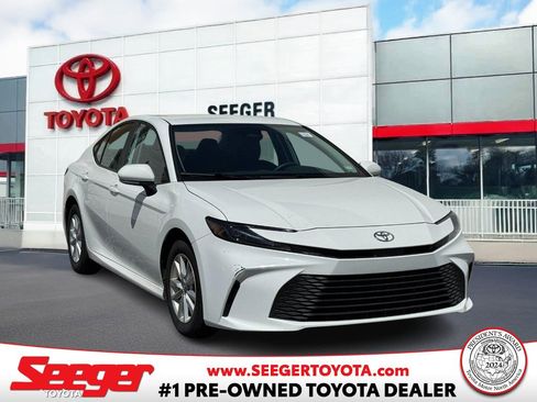 Used 2025 Toyota Camry LE image 1