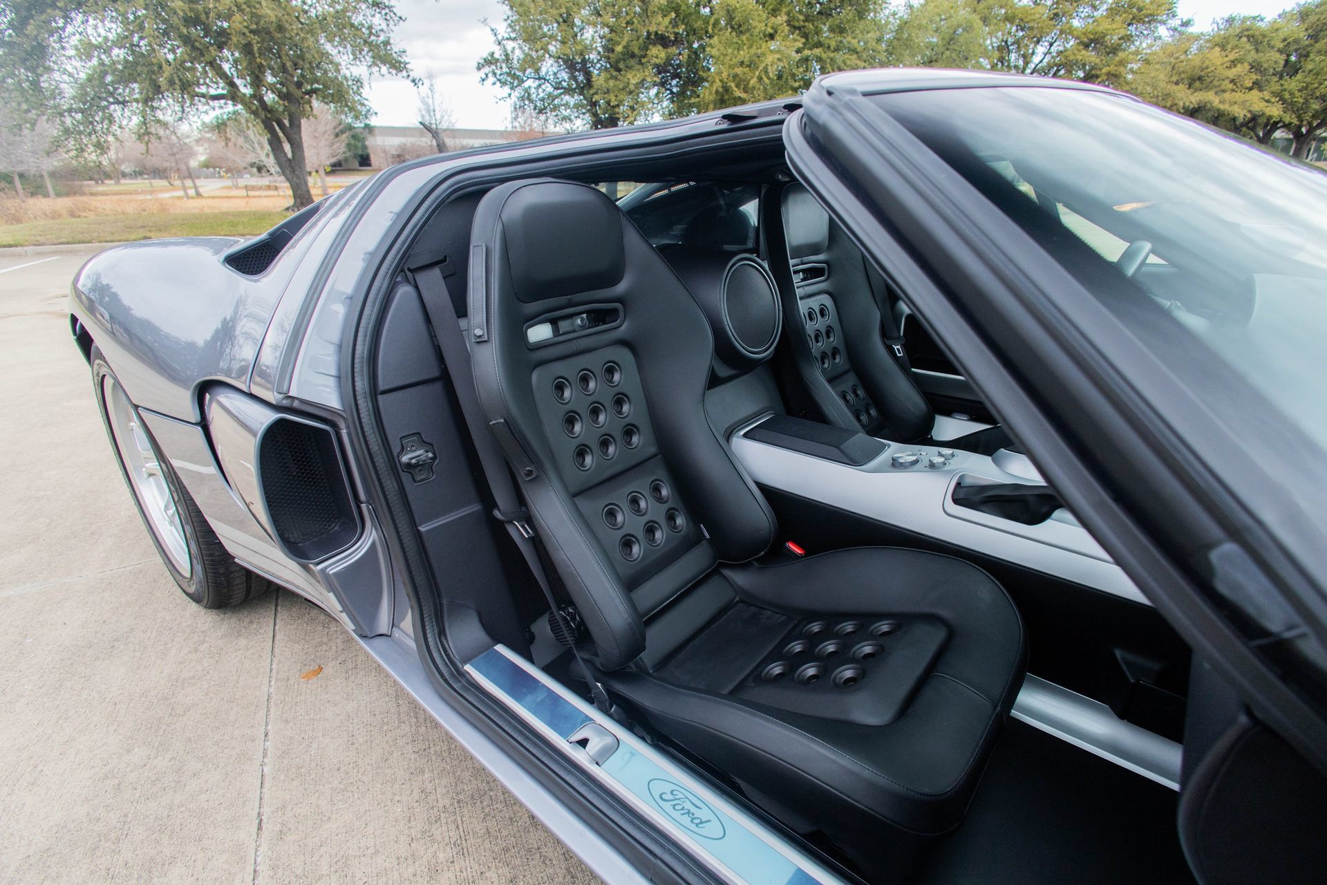 Used 2006 Ford GT RWD image 81