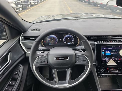 New 2025 Jeep Grand Cherokee Altitude image 18