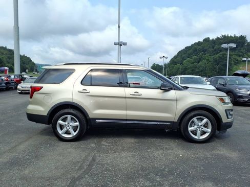 Used 2017 Ford Explorer XLT AWD/4WD image 8