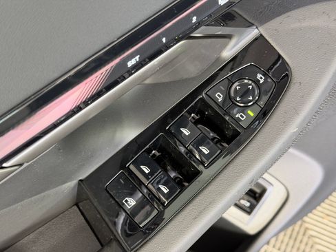 Used 2027 BMW 530i w/ Premium Package RWD image 12