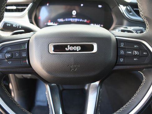 Used 2023 Jeep Grand Cherokee Laredo AWD/4WD image 30