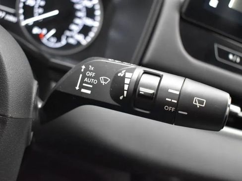 Used 2025 Mitsubishi Outlander SE image 26