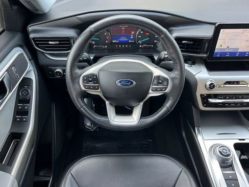 Used 2022 Ford Explorer XLT w/ Equipment Group 202A image 18