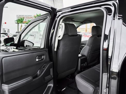 Used 2024 Nissan Frontier SV w/ SV Convenience Package RWD image 12