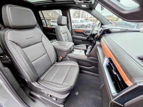 Used 2025 GMC Yukon XL Denali w/ Sun & Power Step Package image 39