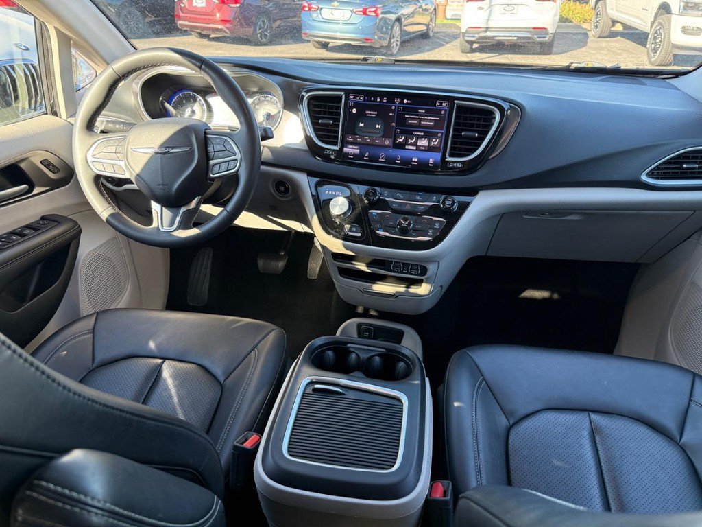 Used 2024 Chrysler Pacifica Touring-L FWD image 9