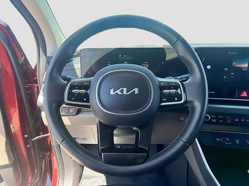 Used 2025 Kia Carnival FWD image 11