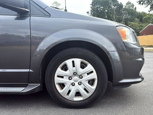 Used 2018 Dodge Grand Caravan SE w/ UConnect Hands-Free Group FWD image 15