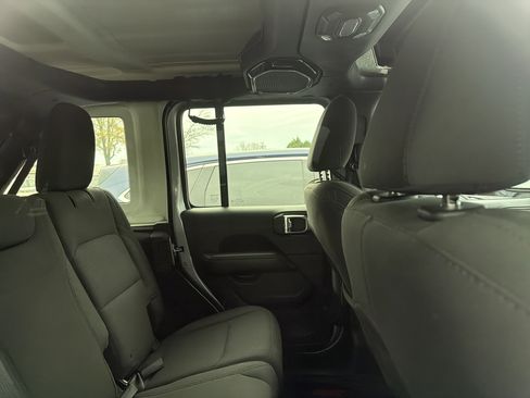 Used 2018 Jeep Wrangler Unlimited Sahara image 15