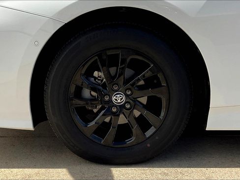 Used 2022 Toyota Prius AWD image 11