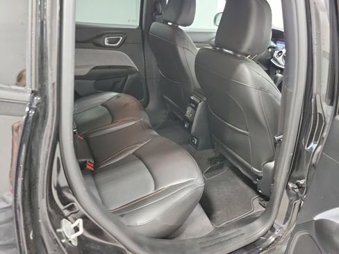 Used 2023 Jeep Compass Latitude AWD/4WD image 16