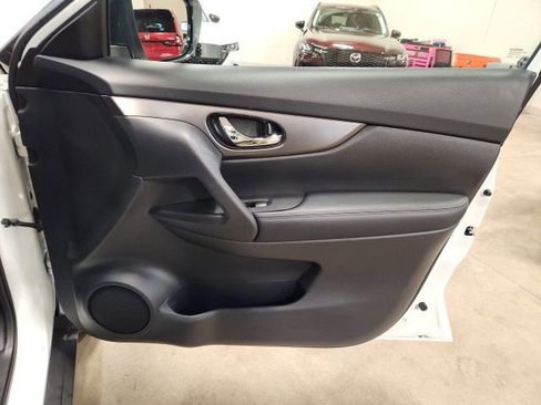 Used 2016 Nissan Rogue SV AWD/4WD image 31