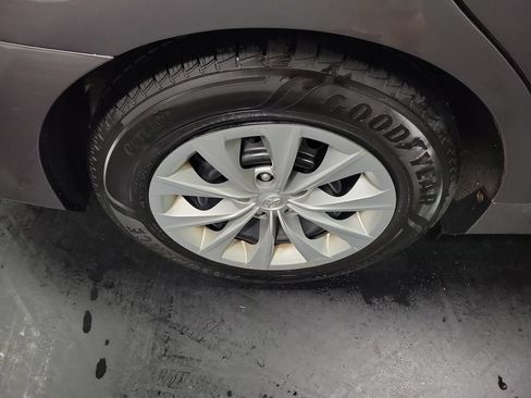 Used 2015 Toyota Camry LE FWD image 11
