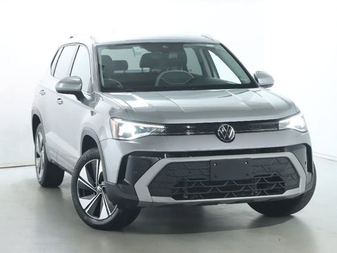 Used 2025 Volkswagen Taos SE AWD/4WD image 2