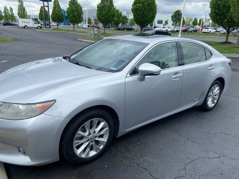 Used 2013 Lexus ES 300h w/ Luxury Pkg FWD image 3