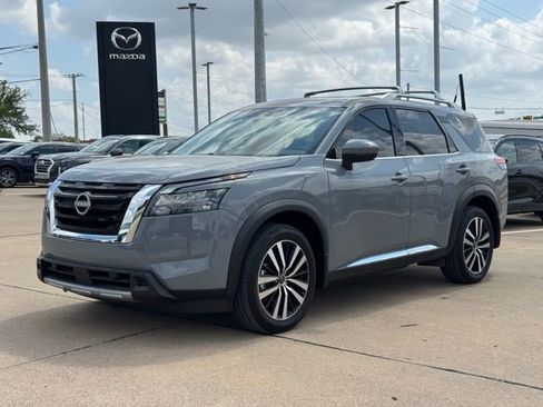 Used 2025 Nissan Pathfinder Platinum AWD/4WD image 3