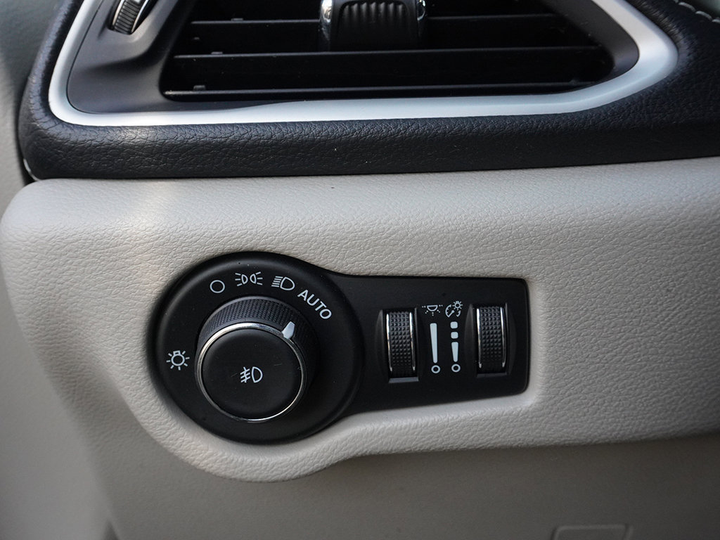 Used 2022 Chrysler Pacifica Touring-L FWD image 40