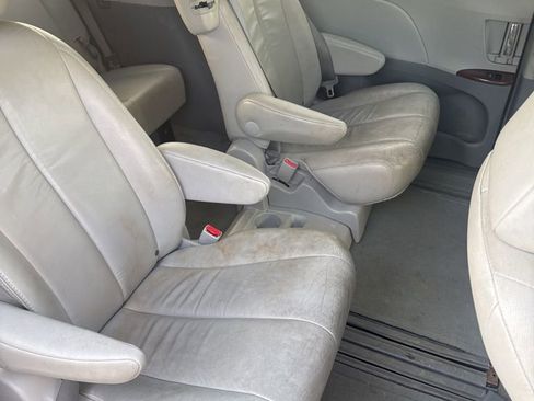 Used 2013 Toyota Sienna XLE image 9