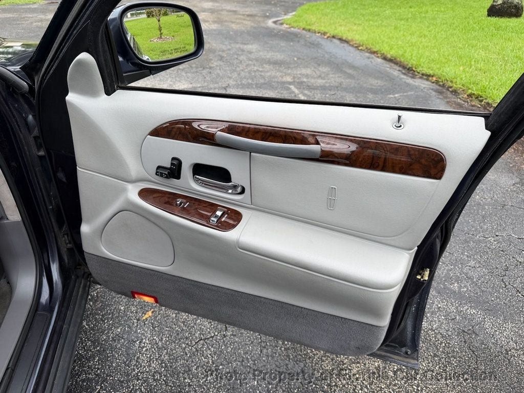 Used 1999 Lincoln Town Car Signature RWD image 52