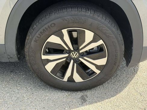 Used 2024 Volkswagen Atlas Cross Sport SE AWD/4WD image 25