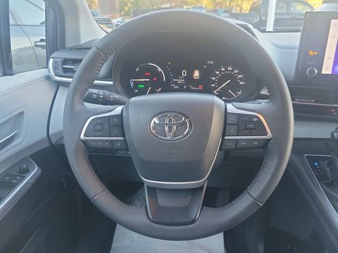 Used 2025 Toyota Sienna XLE image 27
